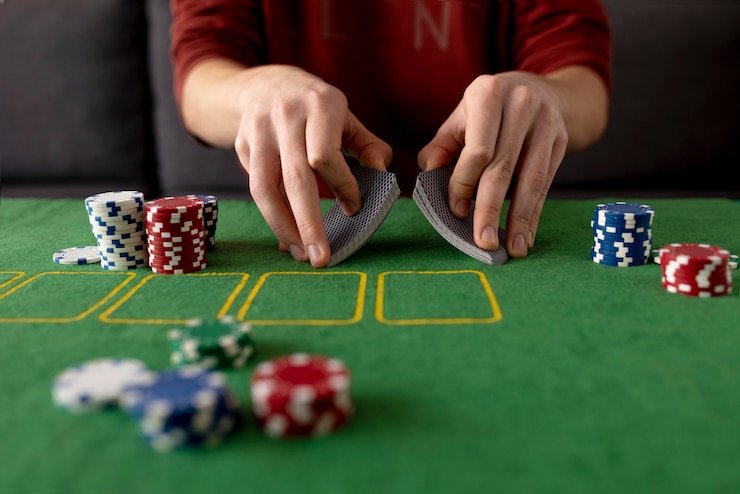Pengguna membaca bantuan akun di ponsel